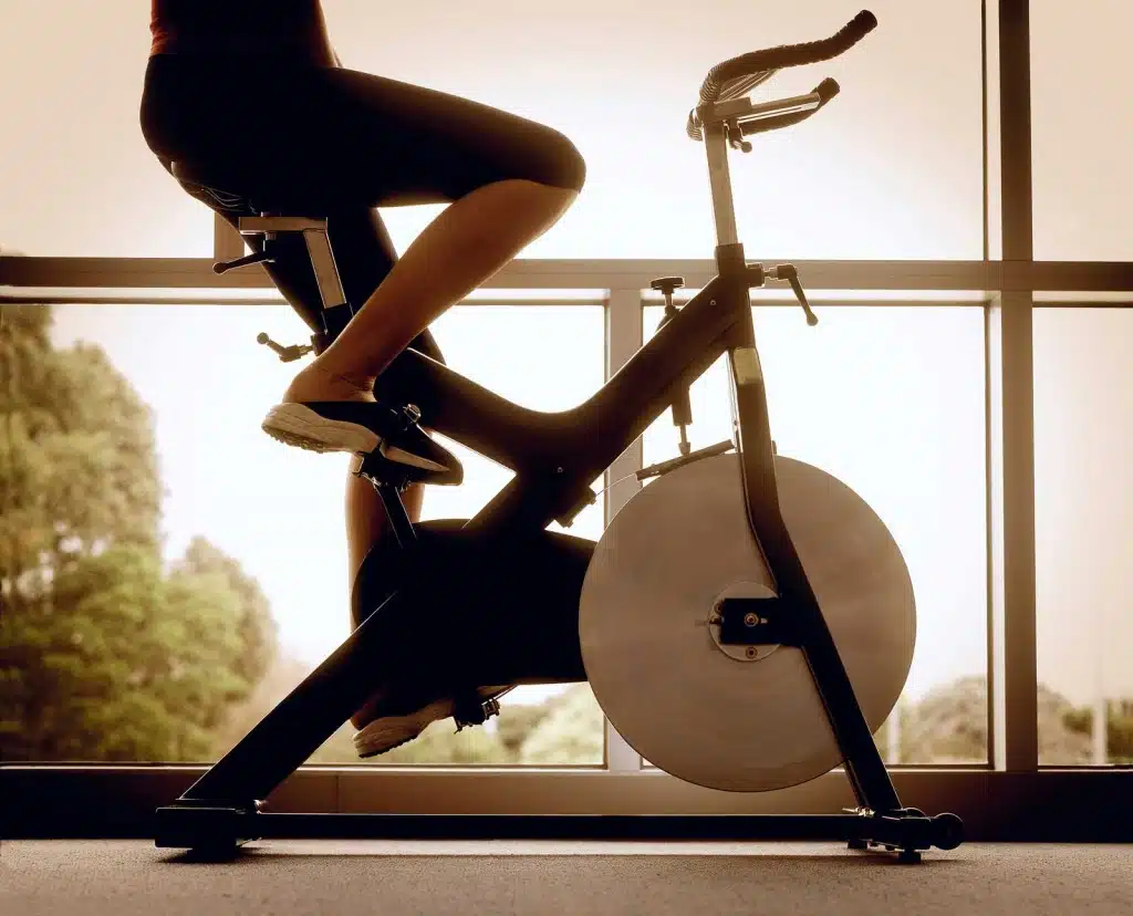 Une bonne séance de vélo d'appartement